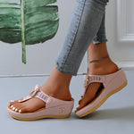 Trendige Strandsandalen für den Sommer