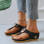 Trendige Strandsandalen für den Sommer