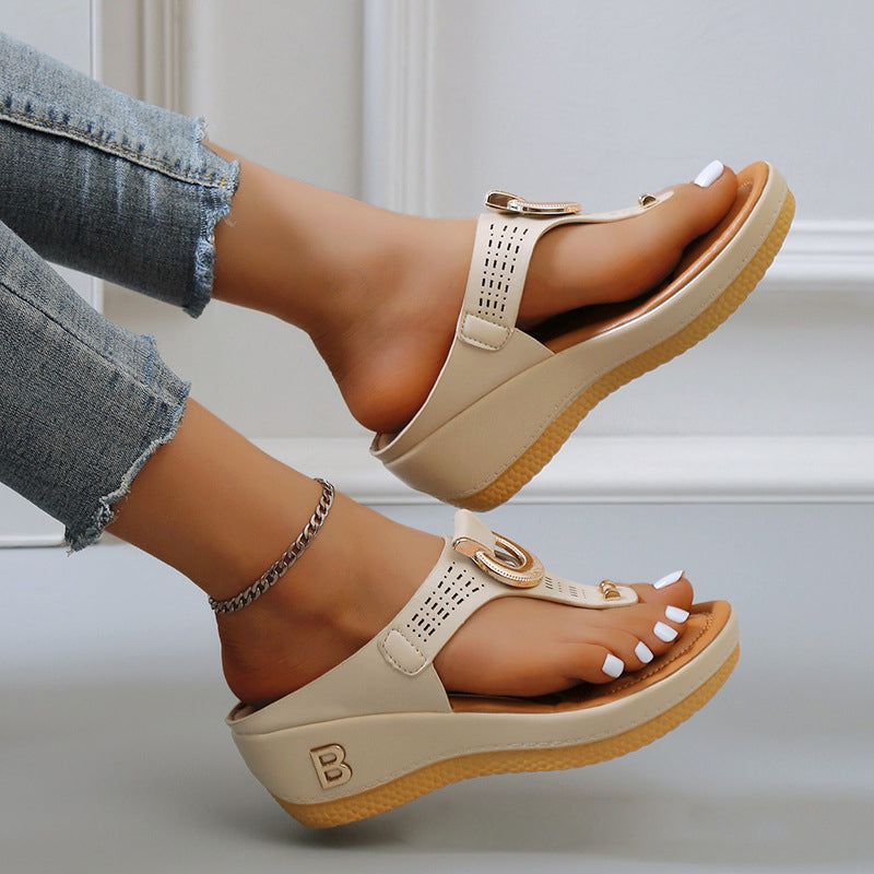 Trendige Strandsandalen für den Sommer