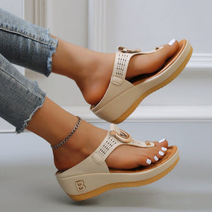 Trendige Strandsandalen für den Sommer