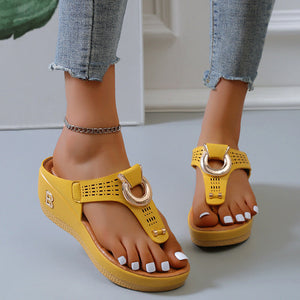 Trendige Strandsandalen für den Sommer